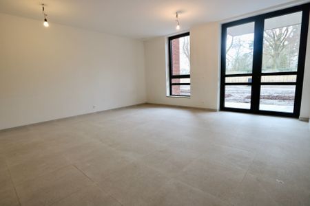 Gelijkvloersappartement met 2 slpkrs, terras, tuin en staanplaats. - Photo 4