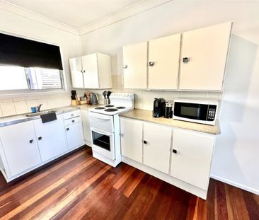 "Authentic Balmoral Character FURNISHED Apartment- Sunlit Timber Fl... - Photo 4