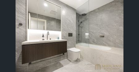 Elegant Three-Bedroom Residence with Panoramic Harbour & City Views - Photo 5