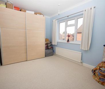 4 bedroom detached house to rent - Photo 2