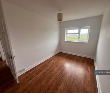 4 bedroom semi-detached house to rent - Photo 3