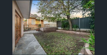 Classic Mid-Century Elegance - Photo 2