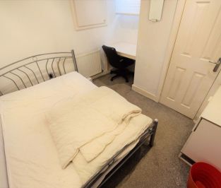 3 bedroom House in Harold Grove, Leeds - Photo 5