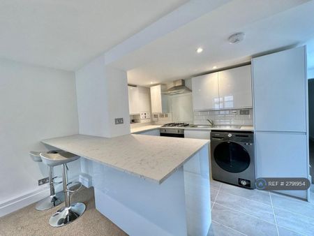2 bedroom flat to rent - Photo 2