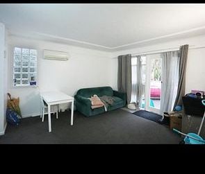 Charming 2BR Townhouse in Karori! - Photo 3