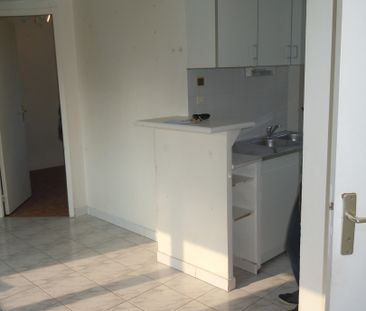 Secteur hôtel de ville - Appartement 2 pièces - Photo 2