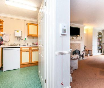 1 bedroom retirement property to rent - Photo 5