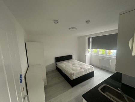 Studio Flat, Colwood Gardens, SW19 - Photo 2