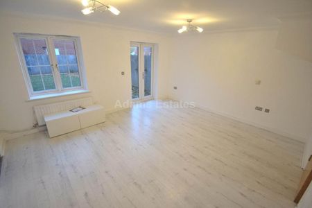 4 bedroom link detached house to rent - Photo 2