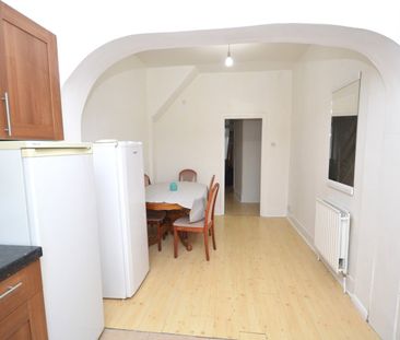 5 Bed Terraced House, Byron Avenue, E12 - Photo 2