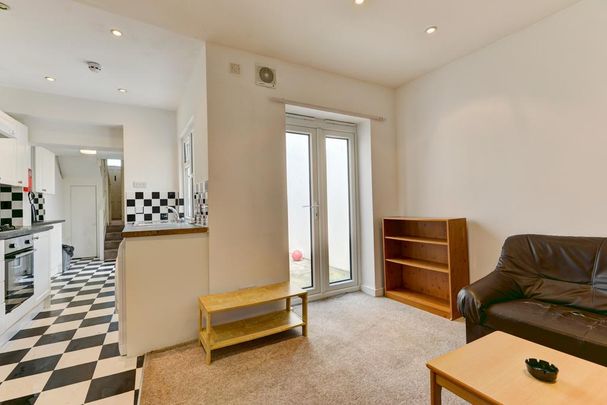 6 bedroom house to rent - Photo 1