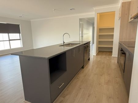 Luxury & Spacious - Brand New Bugendore 4 bedroom Home - Photo 5