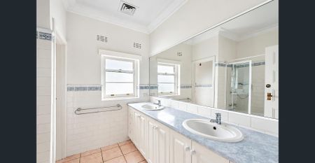 EXCEPTIONALLY LARGE 1ST FLOOR APARTMENT - WALK TO THE VILLAGE - Photo 5