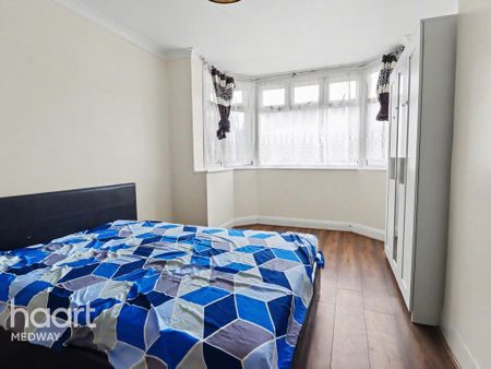 4 bedroom semi-detached house to rent - Photo 5