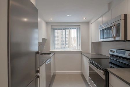 Plaza Drummond — 2 Bedroom - unit 93 - Photo 2