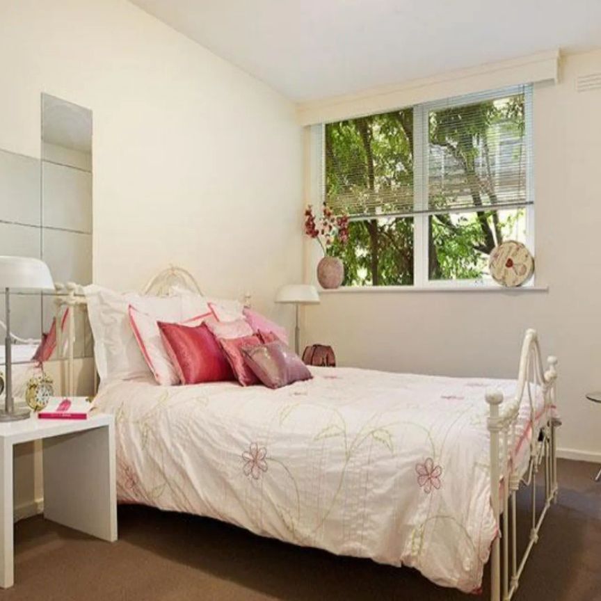 Spacious and Sun-lit 2 bed apartment - Photo 1