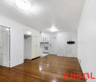 BEAUTIFULLY SPACIOUS ONE BEDROOM IN GREAT LOCATION - Photo 4