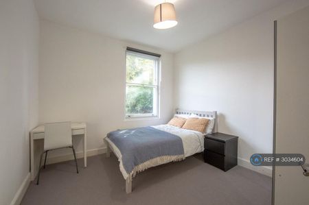 3 bedroom flat to rent - Photo 2