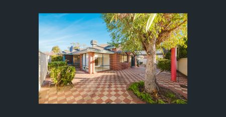 Large Family home opposite Park - Photo 3