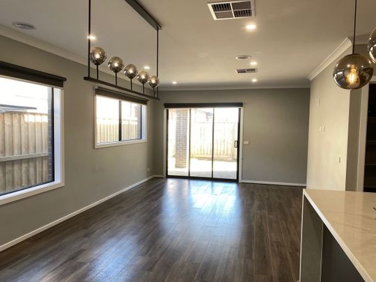 Stunning Family Home in Manzeene Estate - Photo 1