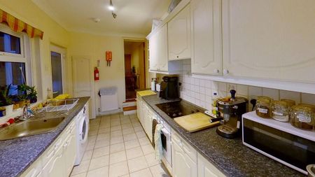 4 bedroom semi-detached house to rent - Photo 3