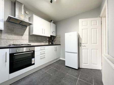 2 Bedroom Flat - Above Shop To Let - Photo 3