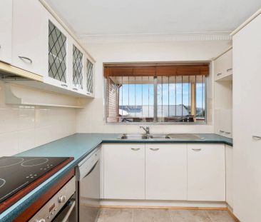 Spacious 2-Bedroom Apartment in the Heart of West End - Photo 2