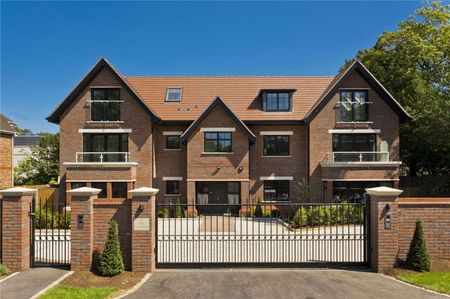 Luxurious lateral apartment set on one of Esher's premier roads in a gated development - Photo 5