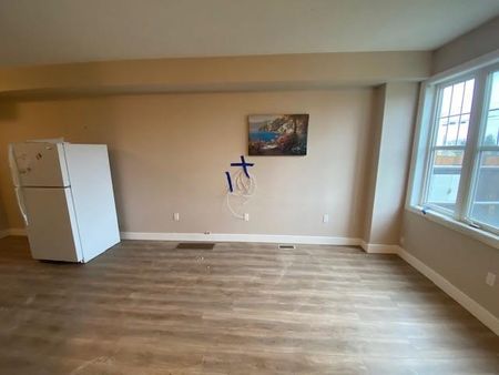 790 Newmarket Lane - 3 bed +Den, 3.5 bath - LEASE NOW FOR A FREE IPAD! - Photo 2