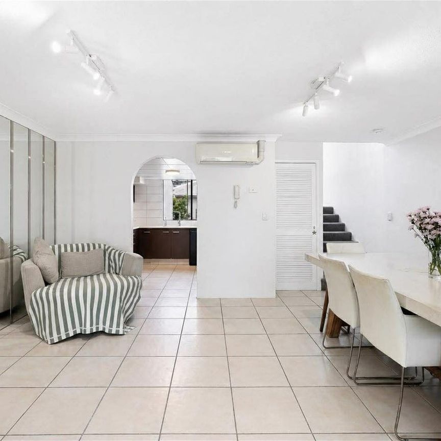 3-6 Months Only, Fully Furnished, sleeps up to 6 people, Bills Included - Photo 1
