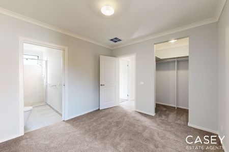 22 Zoe Lane, Officer - Photo 3