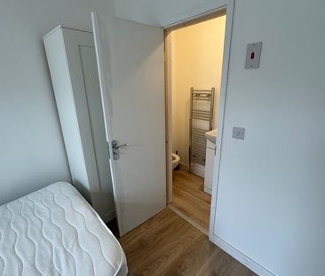 Room in a Shared House, Cairns Crescent, BS2 - Photo 6