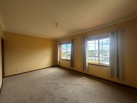 HUGE Family Home. - Photo 4