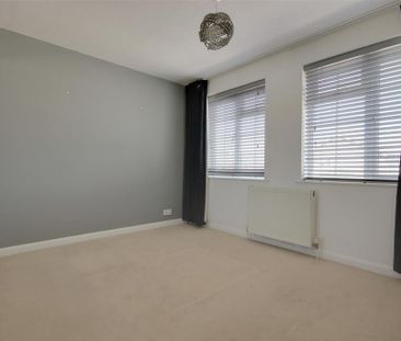 4 bedroom semi-detached house to rent - Photo 5
