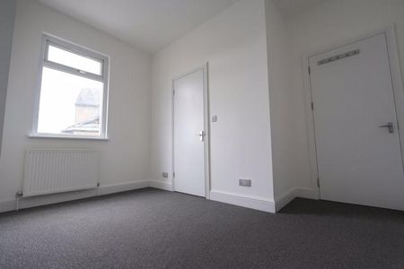 3 bedroom flat to rent - Photo 3