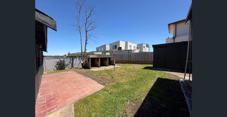 Freshly Painted 3 Bedroom Home, Renovated Kitchen, Fantastic Location! - Photo 4