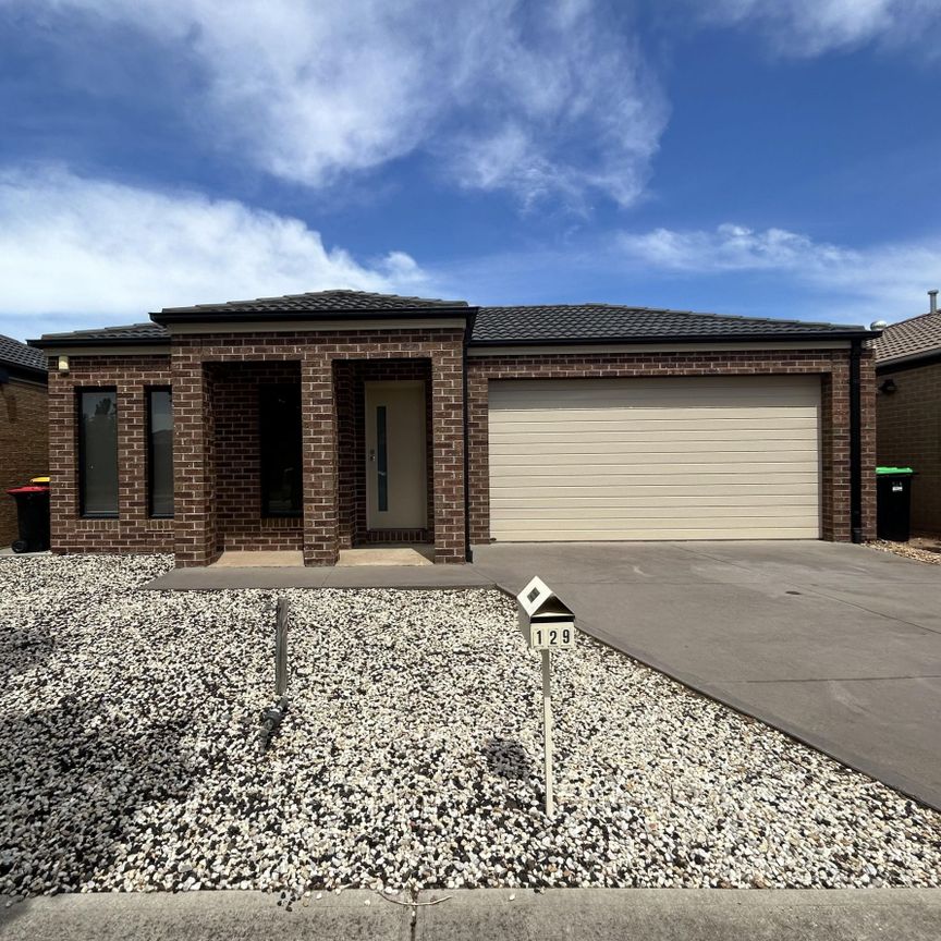 129 Botanica Springs Boulevard, Brookfield - Photo 1