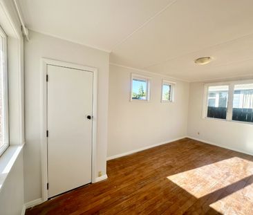 Renovated 3 bedroom home - Photo 4