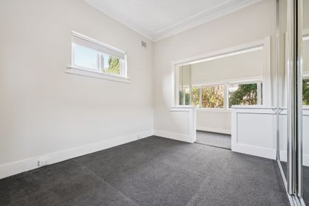 Modern Art Deco Two Bedroom Apartment With Sunroom And Lock Up Garage - Photo 2