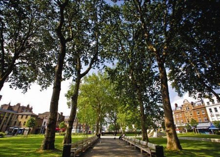 Featuring all the benefits of an unbeatable central Islington location, set in a private development with concierge, a contemporary one bedroom apartment with dark wooden floors. - Photo 3