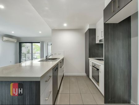 MODERN, 2 BEDROOM UNIT IN CENTRAL LOCATION - Photo 4