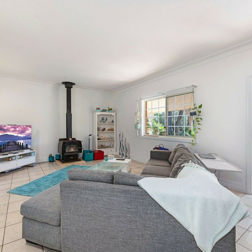 DUAL LIVING BY THE COAST WITH SEPERATE GRANNY FLAT & SPACIOUS 4 BEDROOM HOME - Photo 1