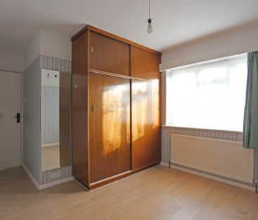 Price £2,300 pcm - Available Now - Part Furnished - Photo 6