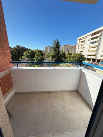 Piso de alquiler en Orfila, Parque Ayala - Jardín de la Abadía - Huelín - Photo 2