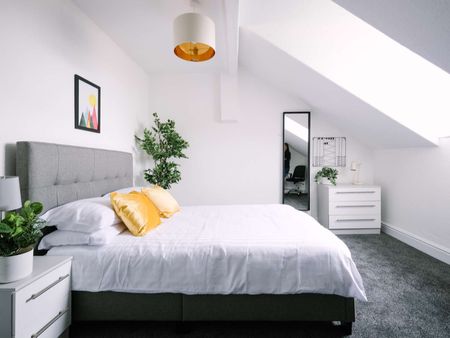 Gorgeous 5 bedroom home located in the heart of Lancaster. Bedroom 1 - Photo 5