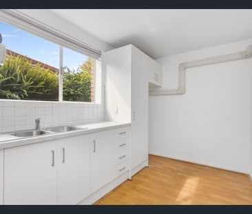 Spacious one-bedroom apartment located on the ground floor. - Photo 2