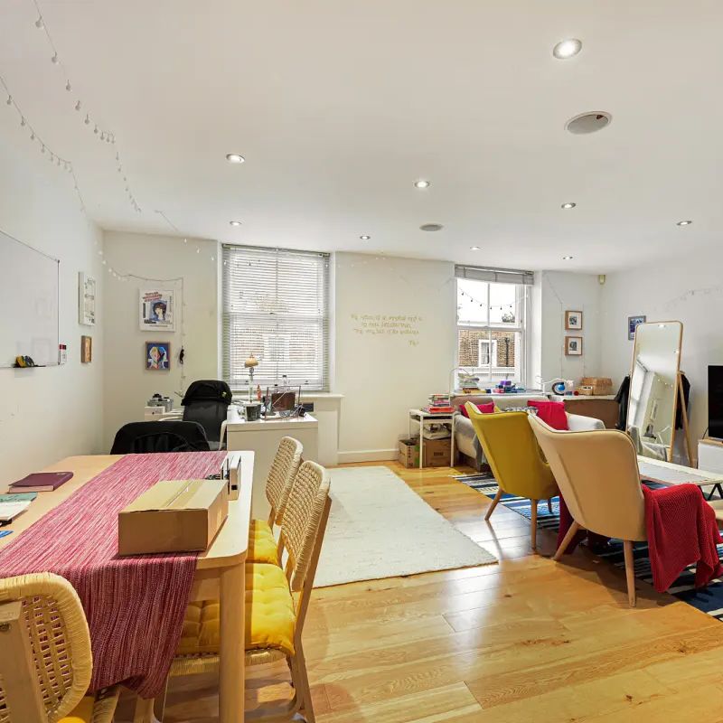 2 bedroom flat in Earls Court - Photo 1