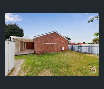 CENTRAL LOCATION - TWO LIVING AREAS! - Photo 2