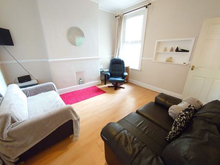 Connaught Road, Kensington Fields. - Photo 2