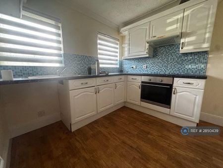 3 bedroom flat to rent - Photo 3